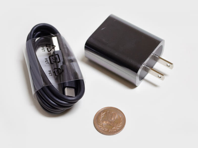 付属品。USB Type-A/USB Type-Cケーブル、ACアダプタ(20W)