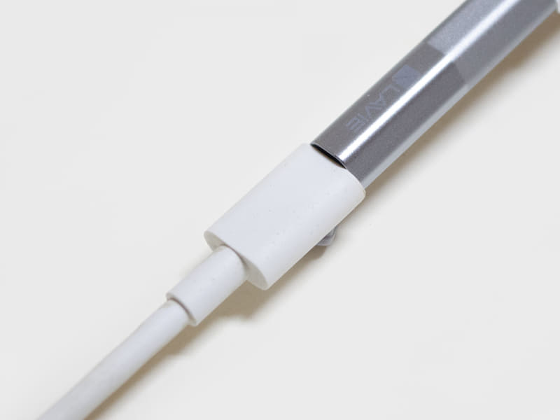 ペン(オプション)はUSB Type-Cで充電。上位モデルのT1195/FASは無線式だったが、本機は有線式。この辺りは使い勝手に大きく影響しそうだ