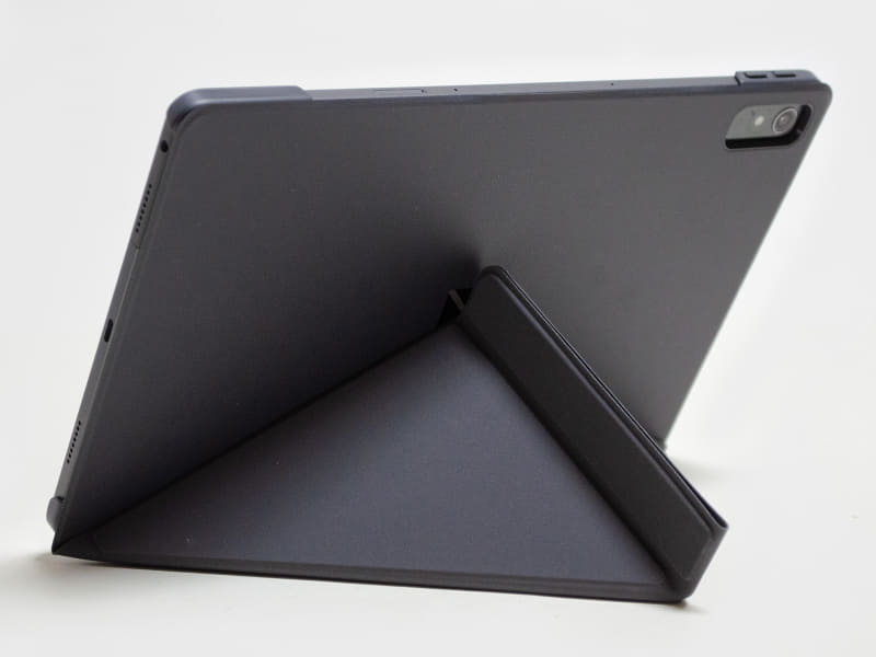 タブレットカバー(オプション)。合体時の重量は実測で908g