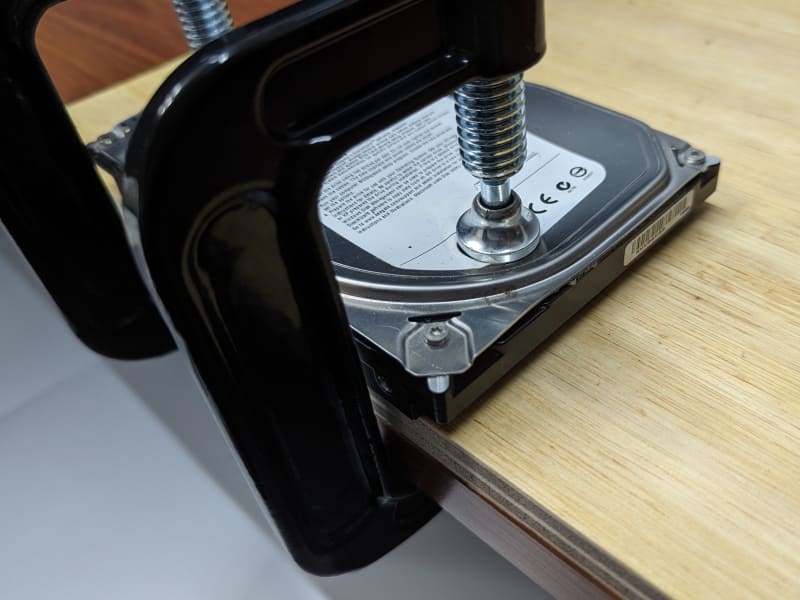 HDDが動かないようにしっかりと固定する