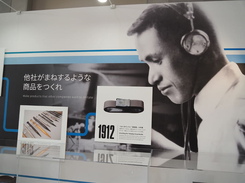 創業者の早川徳次氏の写真も展示のモチーフに