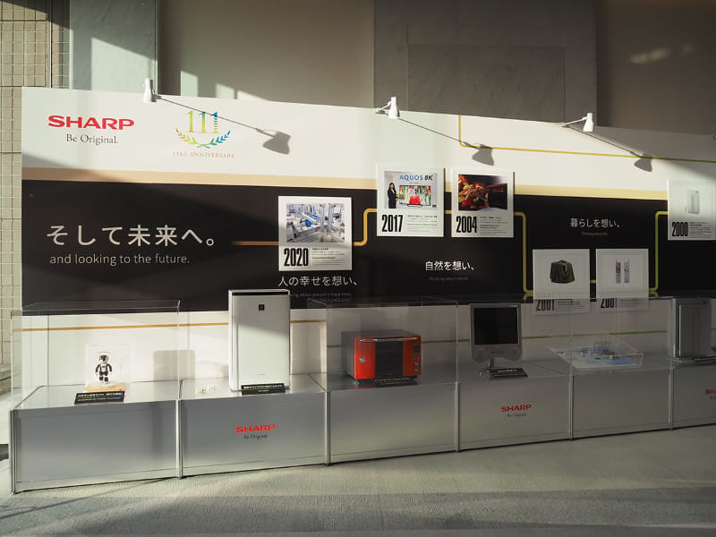 会場外にはシャープの歴史を作った製品が並べられた