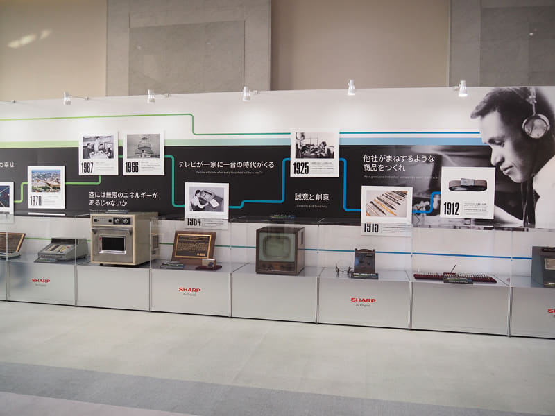 会場外にはシャープの歴史を作った製品が並べられた