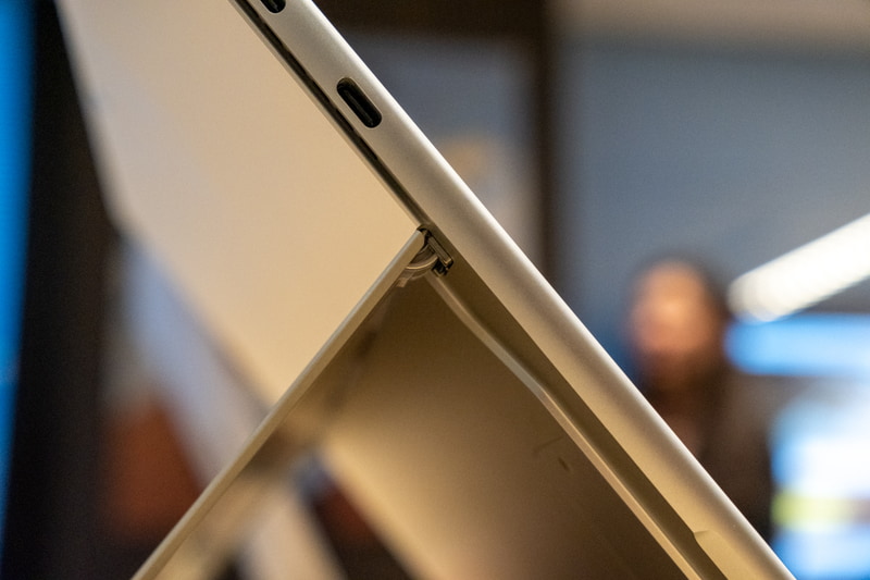 青い3Dプリントはこのヒンジの試作品