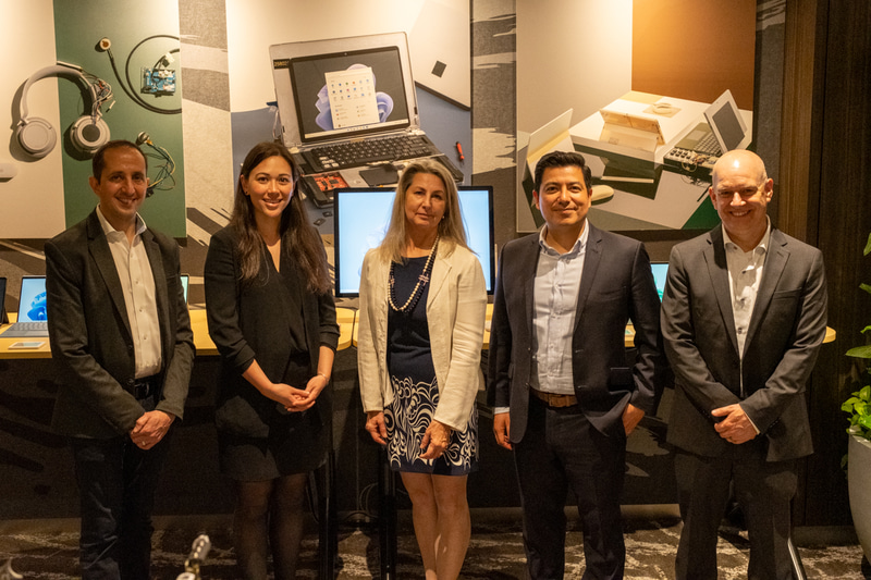 左から、Pete Kyriacou氏(CVP of Surface Product+Experiences)、Kaeling Gurr氏(Design Lead)、Edie Adams氏(Human Factors Team)、Carlos Carrasco氏(Surface Product Team)、John Haley氏(Prototyping Team)