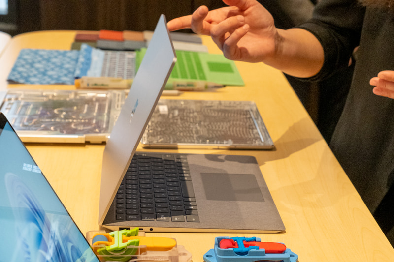 指1本でディスプレイが開く設計もこだわり