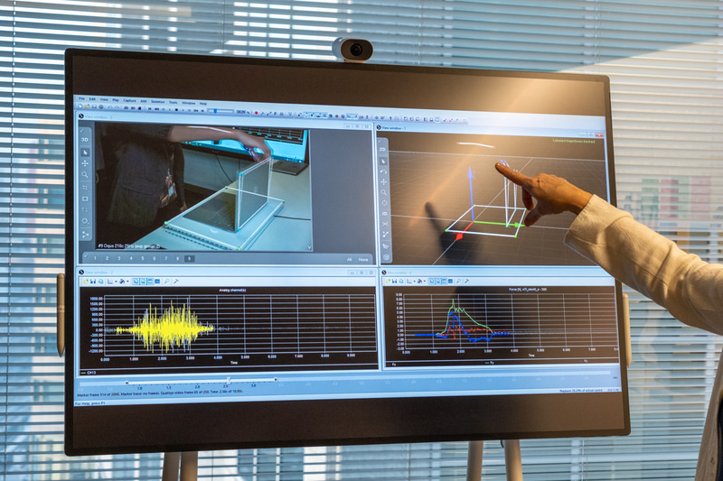 指1本でディスプレイを開く際の手の動きや力を3次元のモーションキャプチャで計測