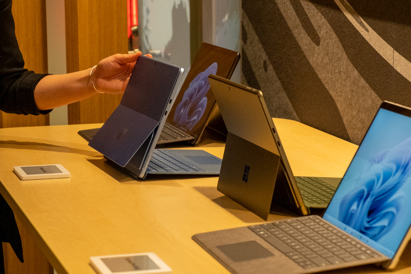 Surface Pro 9ではアルマイト処理を施した新色が加わった。パーツ同士の色をあわせるのが大変だったそう