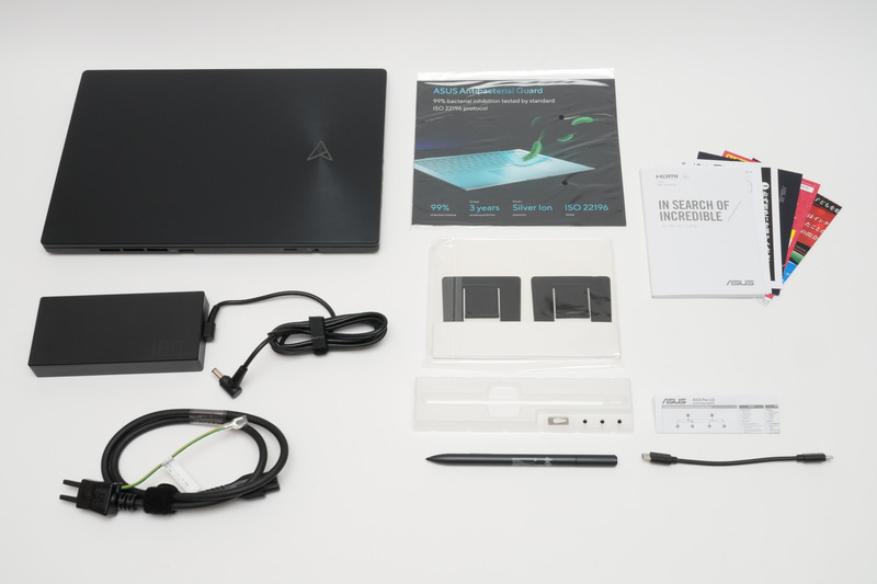 パッケージには、本体、ACアダプタ、電源ケーブル、ASUS Pen 2.0、スタンド、説明書類が同梱。前モデルにあった専用スリーブは省かれた