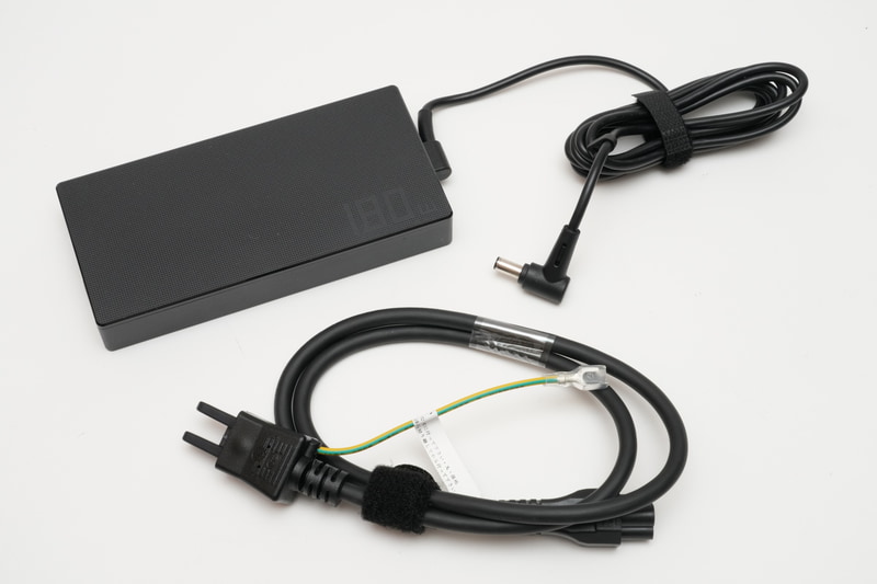 ACアダプタのコード長は実測183cm、電源ケーブルの長さは実測90cm