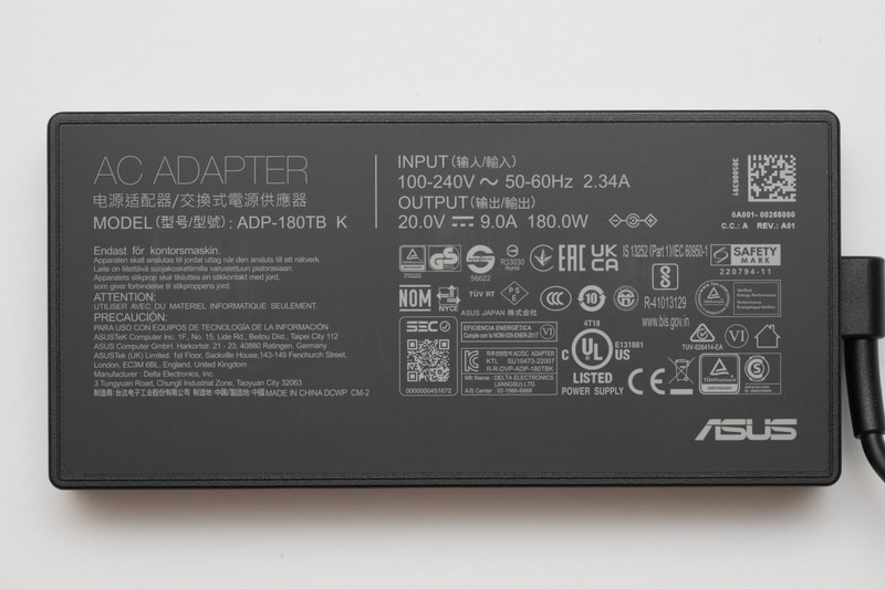 ACアダプタの型番は「ADP-180TB K」。仕様は入力100-240V～2.34A、出力20V/9A、容量180W