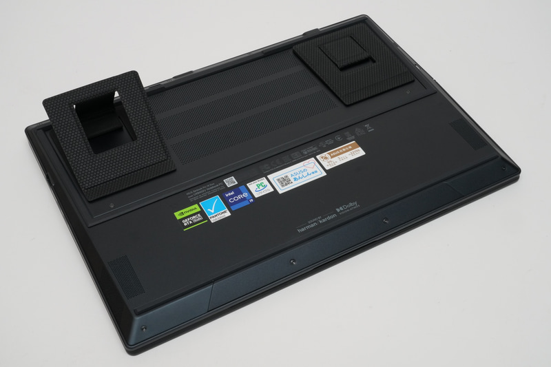 スタンドは底面に貼り付ける。何度も脱着可能だ