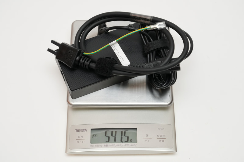 ACアダプタと電源ケーブルの合計重量は実測541.5g。前モデルのACアダプタ(容量150W)より約115.6g重くなっている