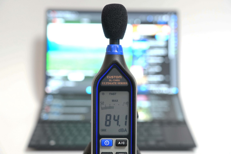 YouTubeで公開されている「前前前世(movie ver.) RADWIMPS MV」を最大ボリュームで再生した際の音圧レベルは最大84.1dB(50cmの距離で測定)