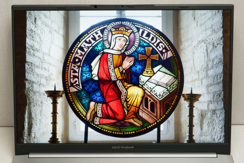 DCI-P3を100%カバーし、動画編集やデザインにも最適