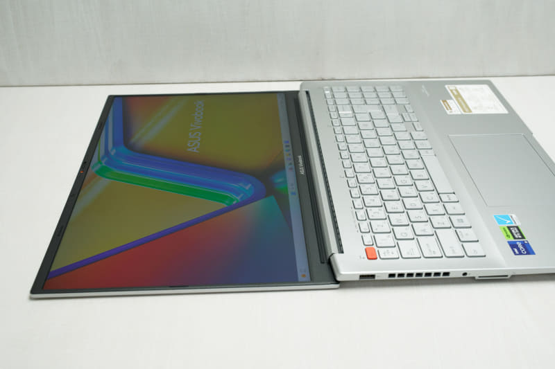 ディスプレイは180度開いてフルフラット状態にできる