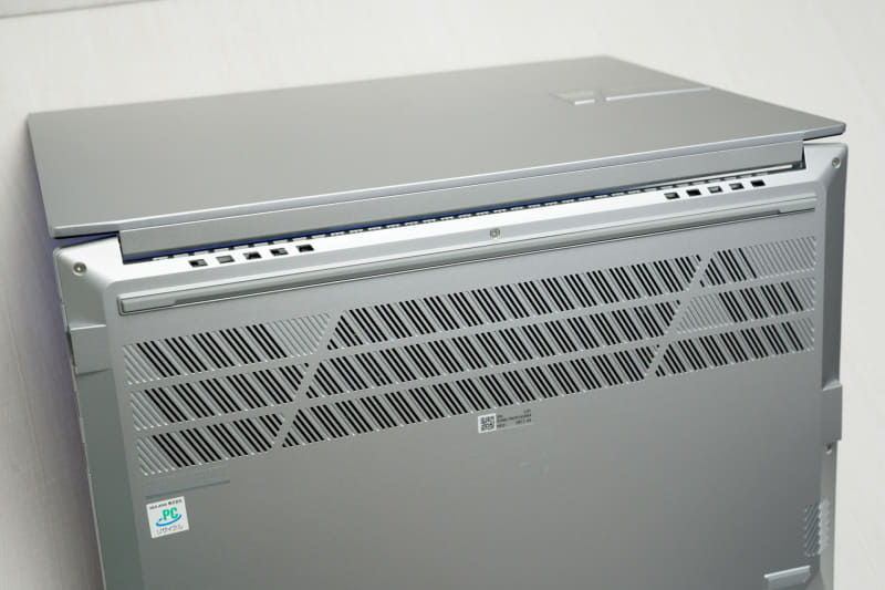 ヒートパープを伝わってきた熱は、ファンにより底面や側面から排気する