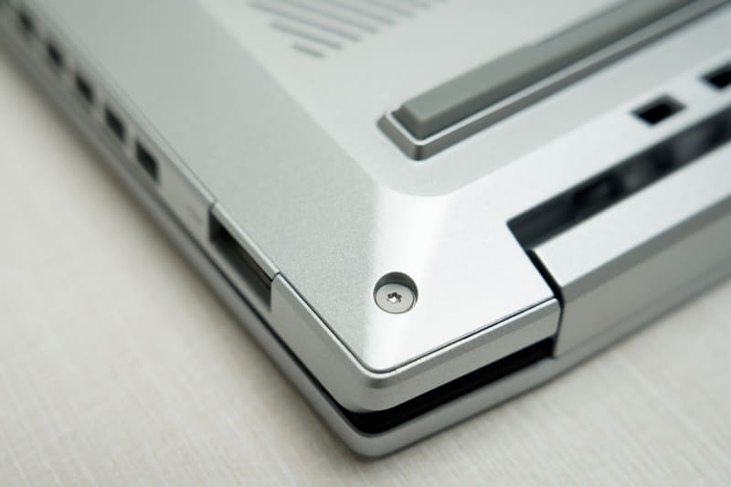 底面カバーは9本のトルクスねじで固定されている。さらにツメで全体がはめ込まれているので、外すときはプラスチックリムーバーを使うと良い