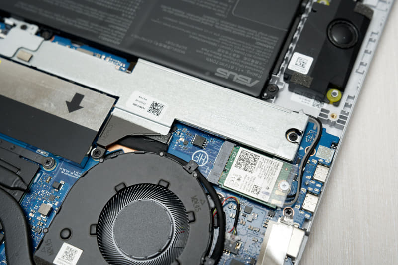 本体内部の左右にM.2 SSDスロットが用意されている。こちらは標準搭載のSSD付近(シルバーの放熱プレートに隠れている)