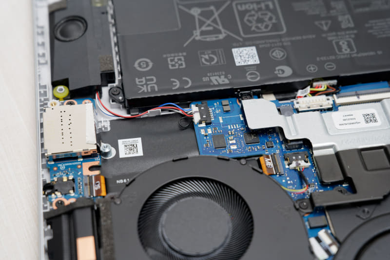 反対側に増設用のスロット。一般的な2280サイズに対応する