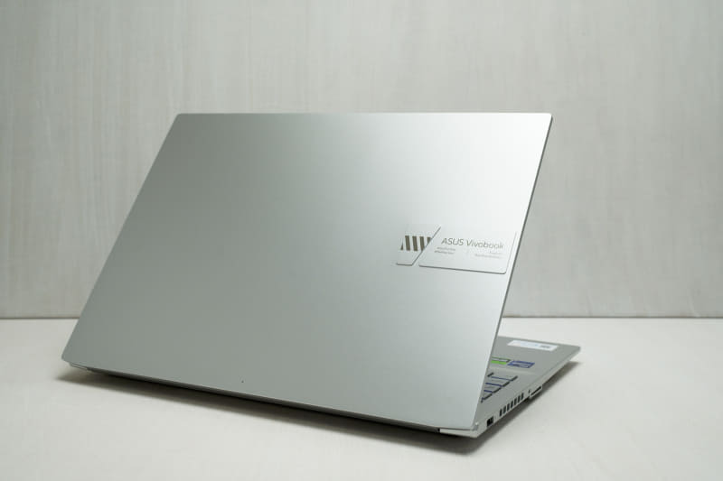 ボディカラーはCool Silver