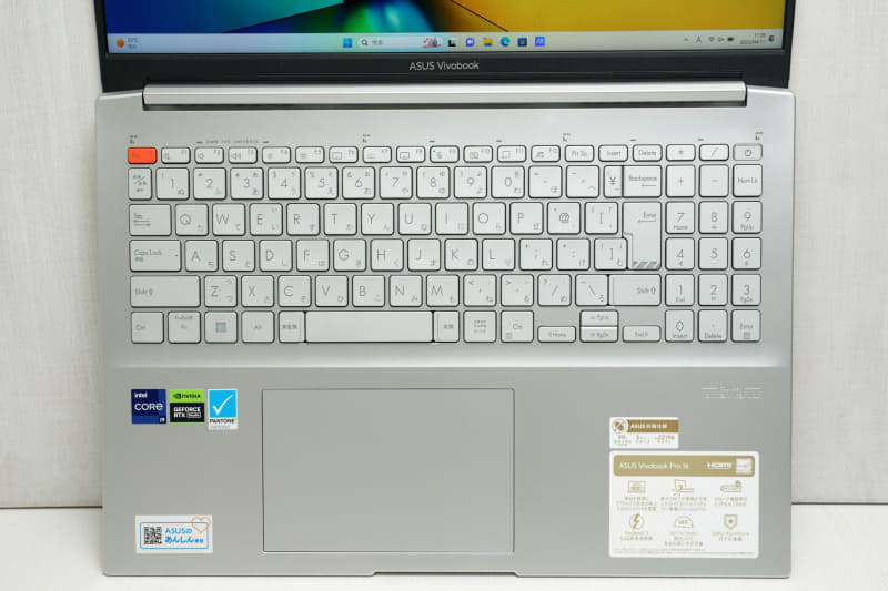 16型のサイズを活かしたフルキーボード。タッチパッドも大きめ