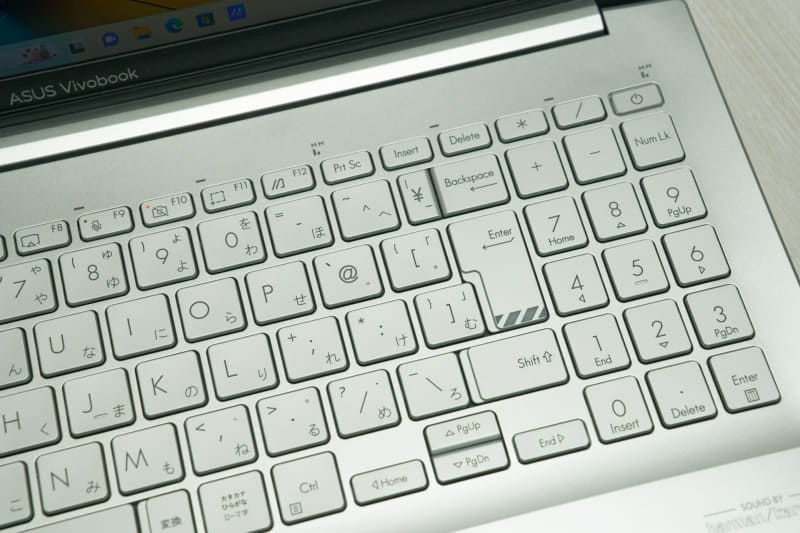 一部のキーが小さかったり、アイソレーションが実質ない状態だったり、レイアウトがイレギュラーだったりするのは仕方のないところか