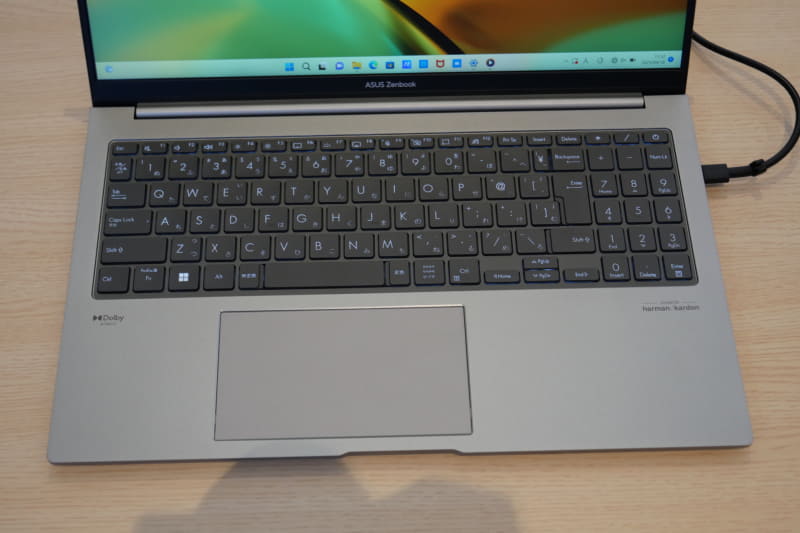 テンキー付きキーボードを搭載。抗菌テクノロジー「ASUSアンチマイクロバイアルガード」も施される