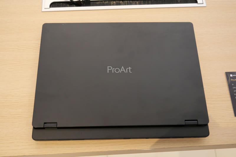 天板にはProArtのロゴが印刷されており、ZenbookやVivobookとは印象が異なる