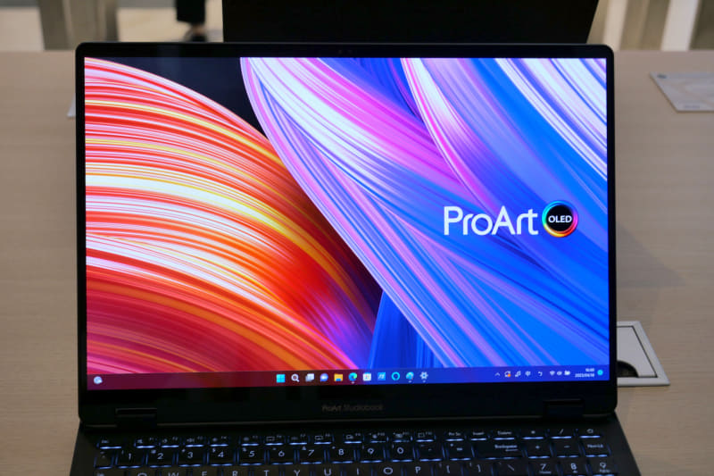 3,200×2,000ドット表示対応の16型有機ELディスプレイは、DCI-P3カバー率100%、ΔE<1、リフレッシュレート最大120Hz、応答速度0.2ms、輝度最大550nits、DisplayHDR True Black 500準拠と、圧倒的な表示性能を誇る。またタッチかつスタイラスペンのASUS Penにも対応