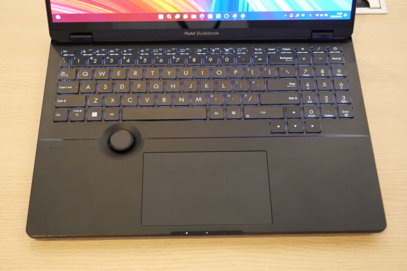 テンキー付きキーボードを搭載