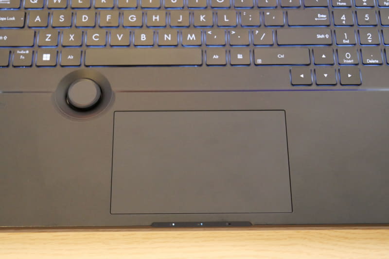 タッチパッドはなかなか大きいサイズとなっている