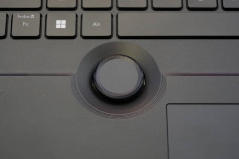 タッチパッドの左上にダイヤル型コントローラ「ASUS Dial」を搭載
