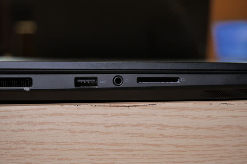 左側面にUSB 3.2 Gen2 Type-A、3.5mmオーディオジャック、SDカードスロットを配置