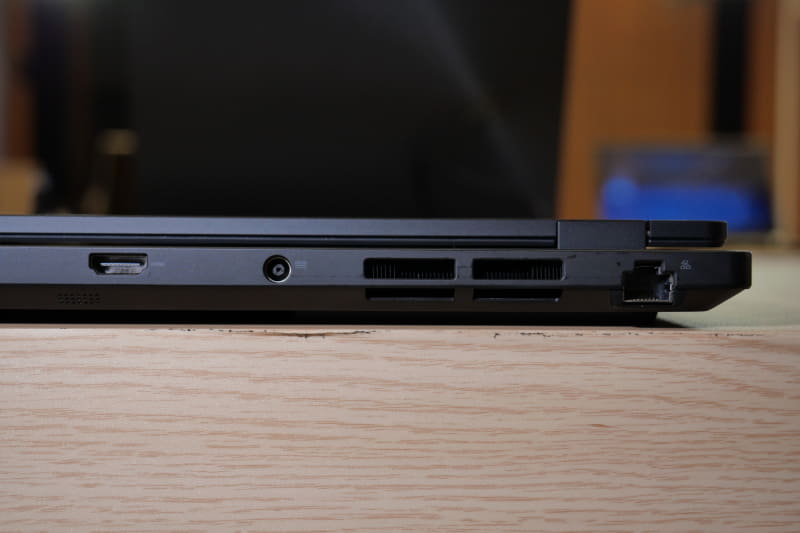 背面にはHDMI、電源コネクタ、2.5GbE LANを配置