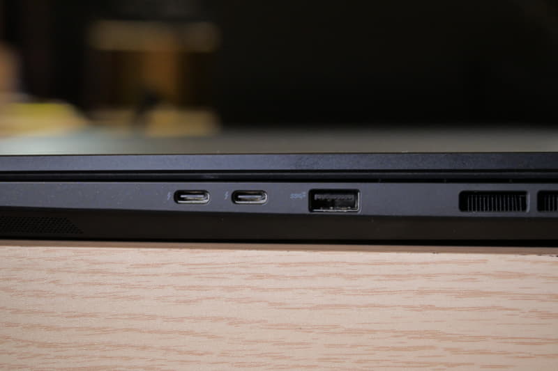 右側面にはThunderbolt 4×2、USB 3.2 Gen2 Type-Aを配置