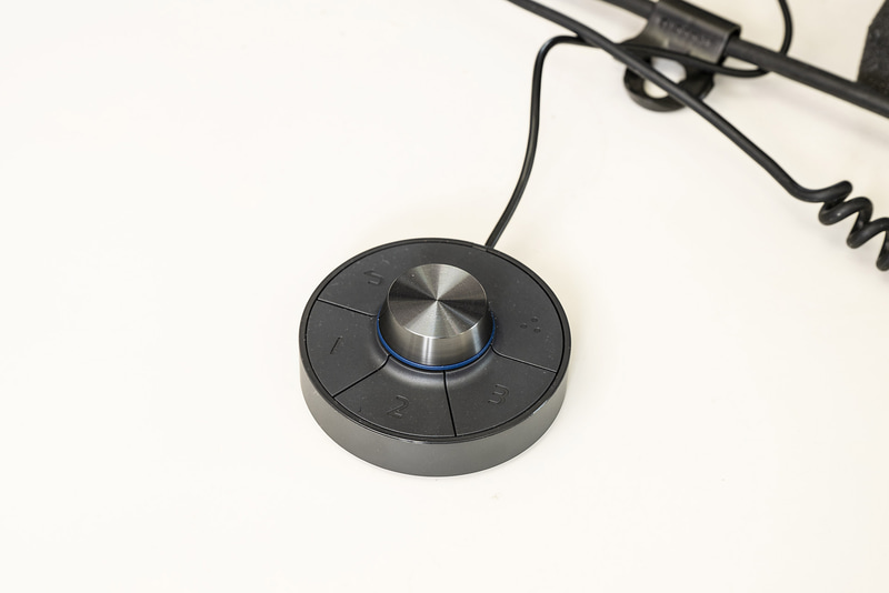 OSD操作用に、ダイヤル型コントローラー「ホットキーパック G2」が付属