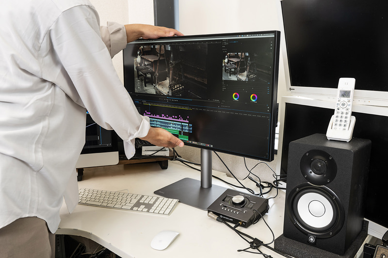 モニター一体型のiMacにはない自在な高さ調整が可能で、しかも狙った位置にしっかり固定できる