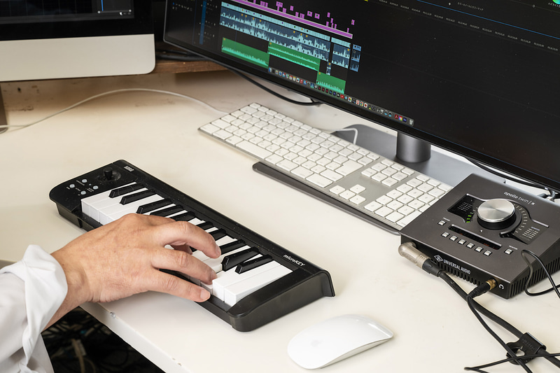 鍵盤でリアルタイム入力したいとき、キーボードなどをさっとモニター下に避けておける
