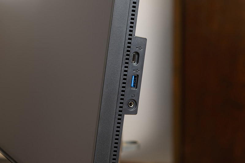 右側面にはアクセスしやすいUSB Type-C/Type-Aポートなどが用意