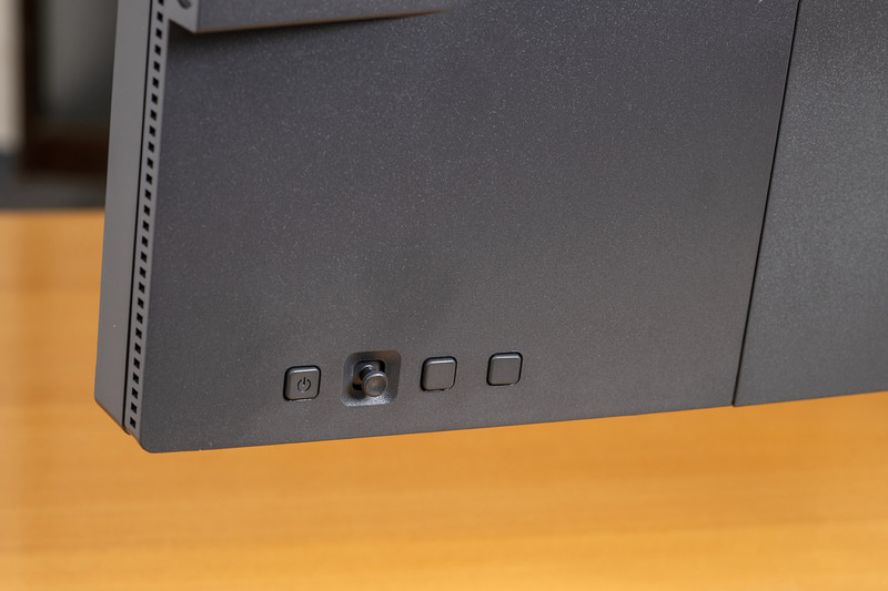 モニターの各種設定は、通常のモニターと同様に背面ボタンの操作で行なうことができるが……