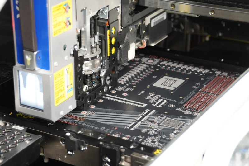 SMTラインではプレーンなPCBにまずハンダを印刷し、SMTマシンがチップを実装していく