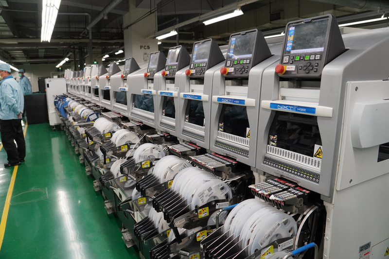 SMTラインではプレーンなPCBにまずハンダを印刷し、SMTマシンがチップを実装していく