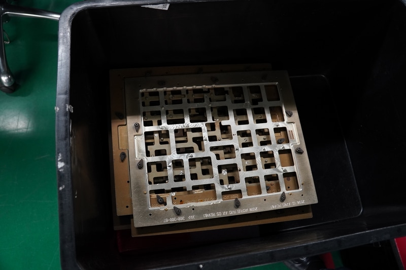 加熱しチップを固定するリフロー工程では、熱によるPCBゆがみを抑えるため、モデルごとにオリジナルの金属製トレーを用いる