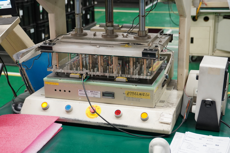 通電チェックを行なう機械