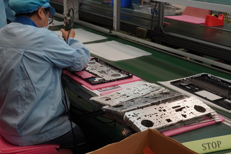 ノートブックのキーボード組み立て工程。部品自体はマザーボード同様に自動化されているが、ノートブックの組み立ては各工程で分かれているとはいえ、自作PCを組み立てに近いイメージ