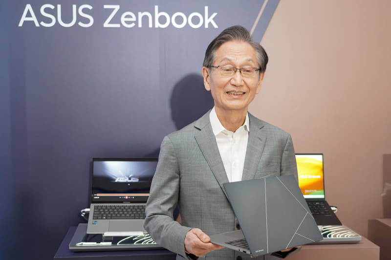 ASUSTeK Computer 会長 ジョニー・シー氏、手に持つのが日本市場を意識して約1kgと薄型軽量を実現したZenbook S 13 OLED