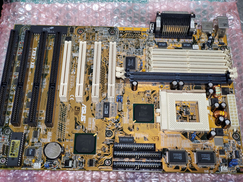 1990年代後半に発売されていたASUSのTX97-XE、Pentium(P54C/P55C)向けのSocket 7マザーボード