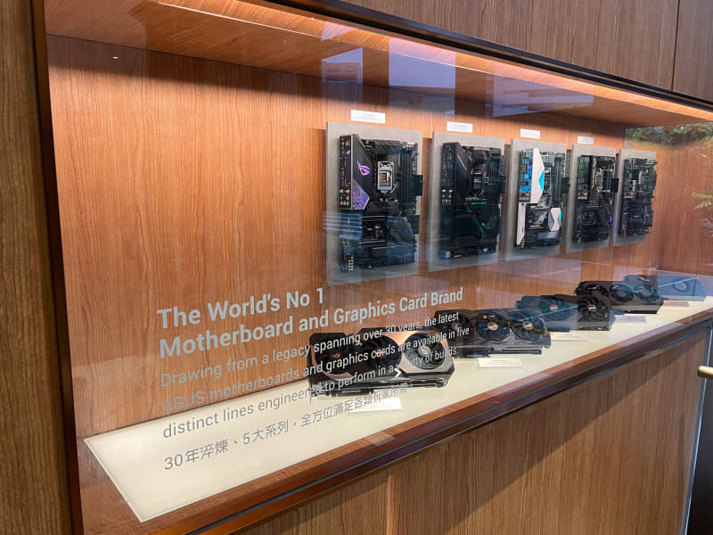 ASUSの本社に飾られているマザーボードとビデオカード