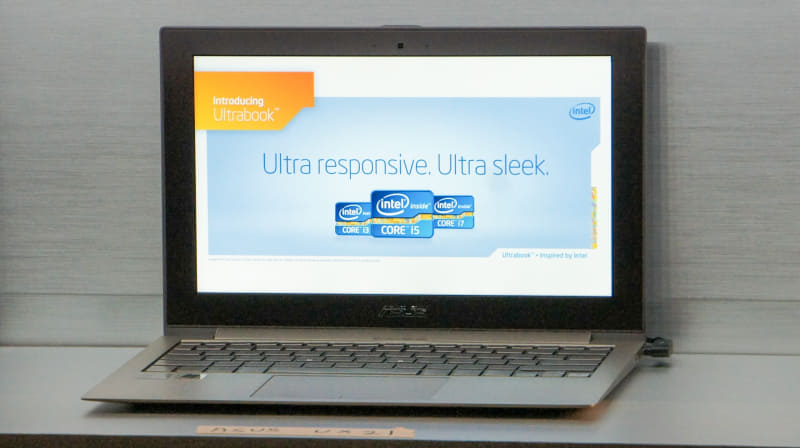 IntelのCES 2012の発表会で展示された初代Zenbook(当時はZenBook UX21)